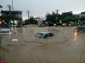 نجات ۱۰ خودرو گرفتار در آب در پاکدشت