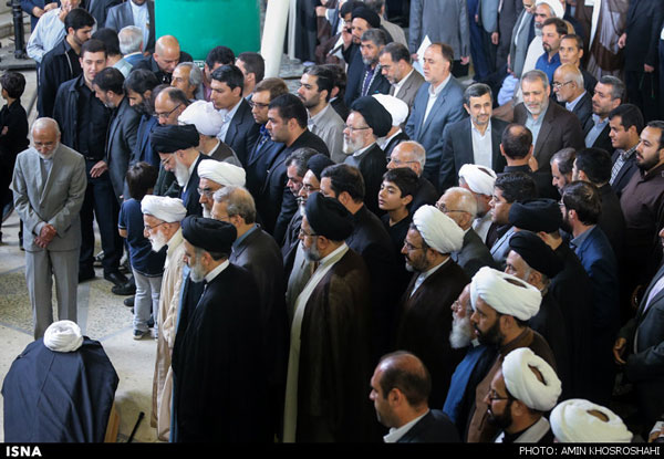 عکس یادگاری احمدی نژاد در مراسم تشییع؟!