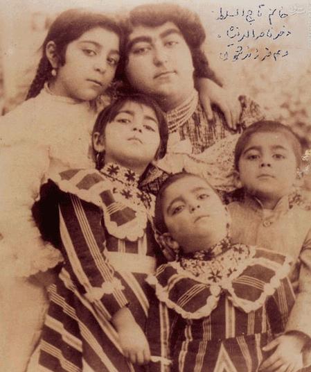 دختر ناصرالدين شاه با فرزندانش(+عكس)