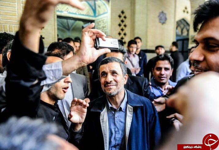 احمدی نژاد و سلفی گرفتن در مراسم ختم! (عکس)