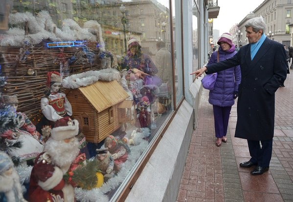 عکس: وزیر خارجه در حال خرید سوغاتی از مسکو