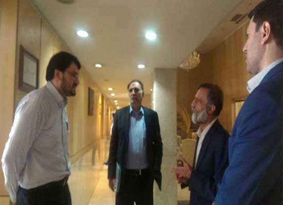 خوش و بش مدیرعامل شرکت دخانیات با نماينده مخالف دولت روحاني(عكس)