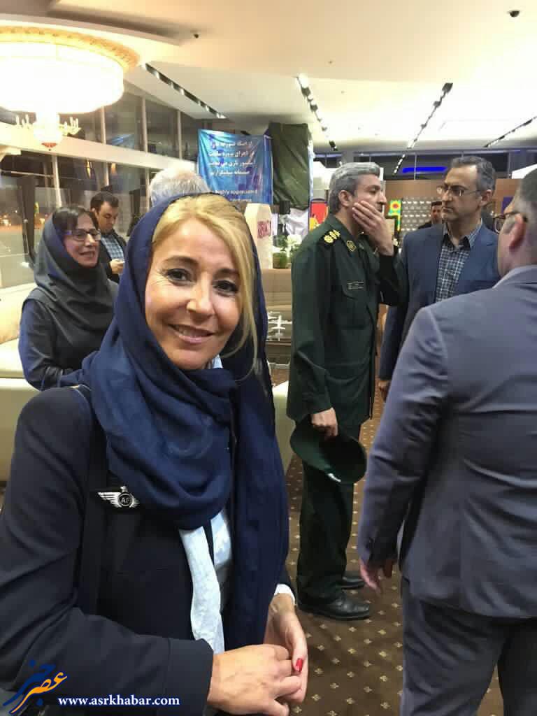 تصوير يكى از خدمه هواپيماى ايرفرانس در تهران با حجاب