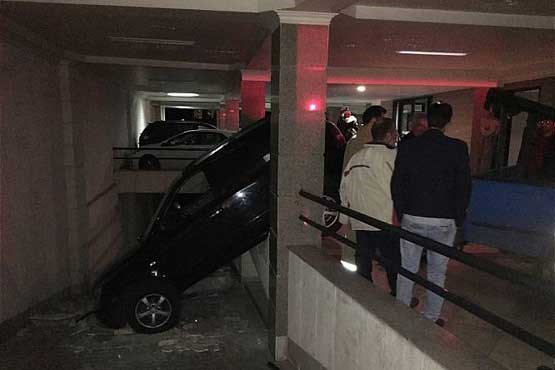 سقوط خودروی شاسی بلند در یک پارکینگ(عکس)