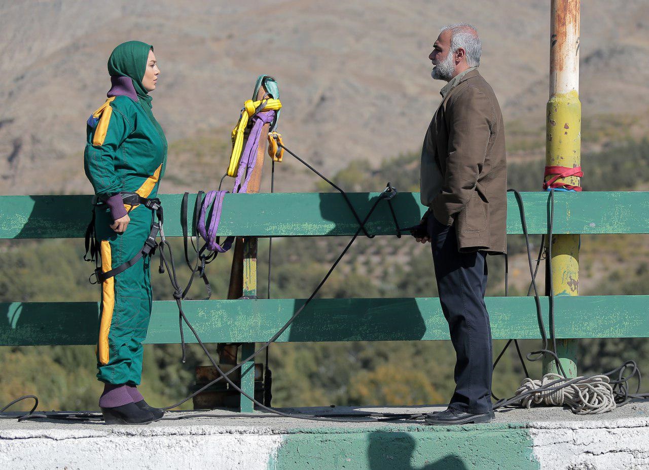 بانجی‌جامپینگ خانم بازيگر ايراني از روی یک پل(عكس)