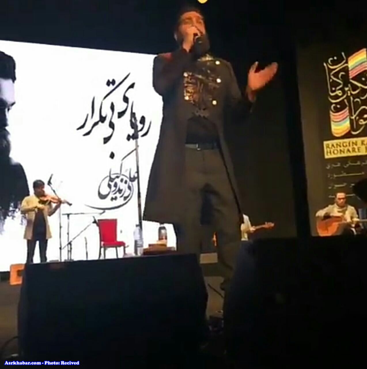 عكس: لباس عجيب و غريب خواننده مشهور ايراني در كنسرت