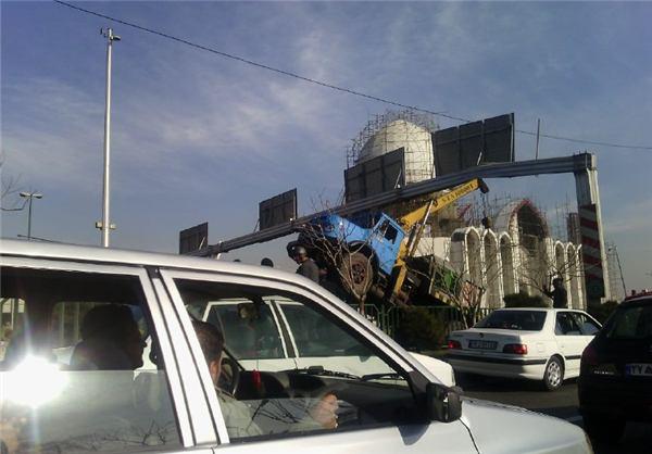 عکس: تصادف عجیب کامیون در تهران