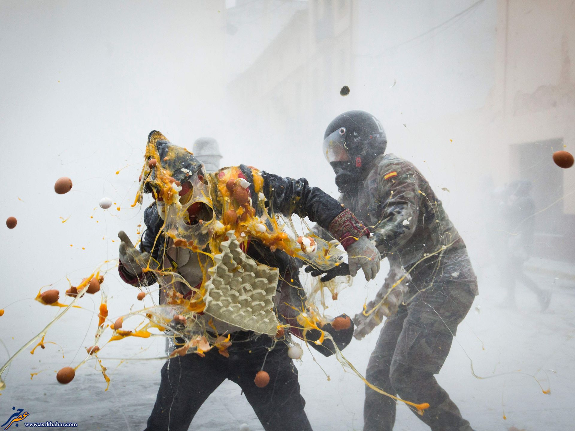 حمله تخم مرغی پلیس به شورشیان (عکس)