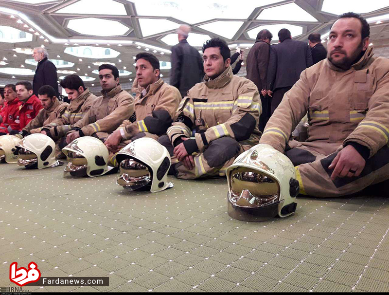 عکس: حضور همکاران شهدای آتش نشان در مصلای تهران
