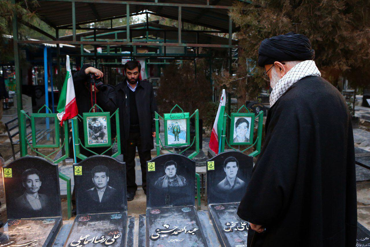 عکس: رهبر انقلاب بر سر مزار شهدای مدافع حرم افغانستانی