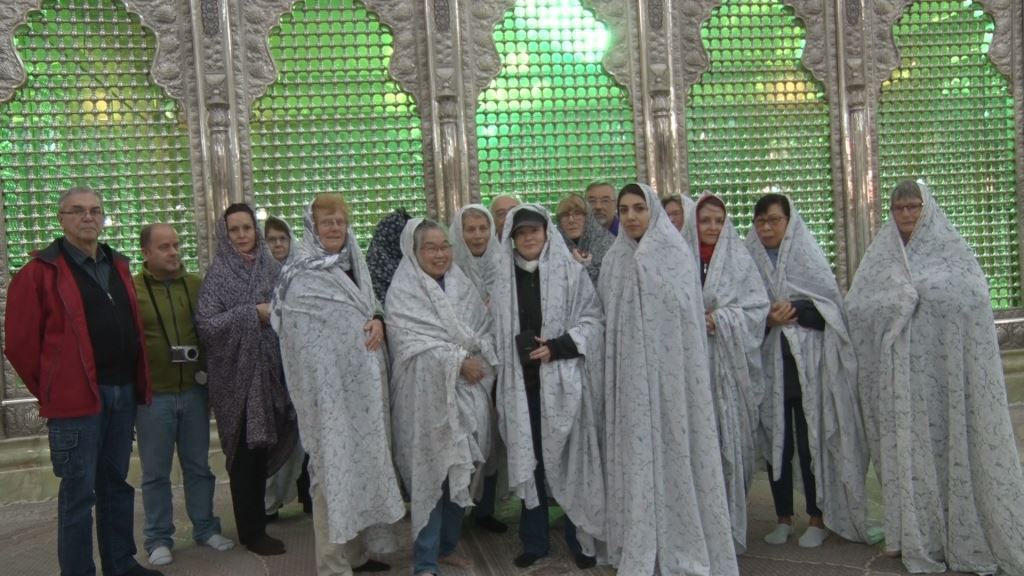گردشگران فرانسوی به ساحت مقدس امام خمینی(س) ادای احترام کردند(+ عكس)