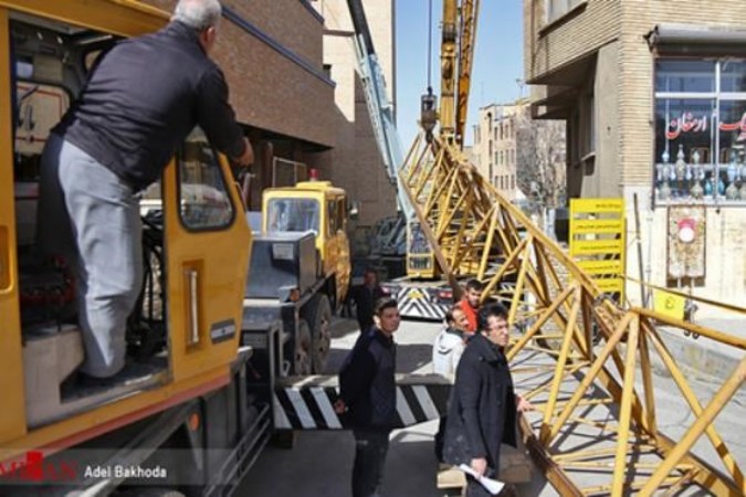 سقوط جرثقیل روی مرکز تجاری در همدان +تصاویر