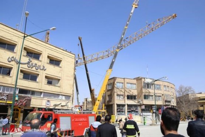 سقوط جرثقیل روی مرکز تجاری در همدان +تصاویر