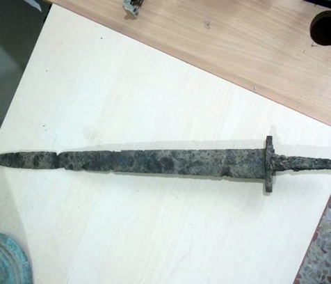 کشف یک شمشیر عتیقه قبل از میلاد در املش +عکس