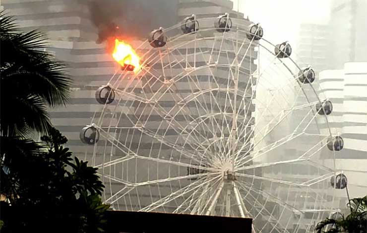 آتش‌سوزی در کابین چرخ و فلک پارک بازی +عکس