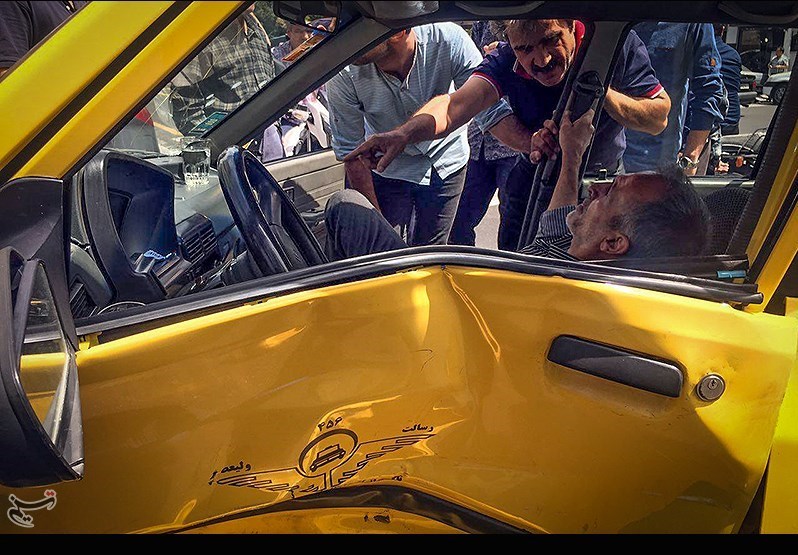 تصادف تاکسی با خودروی پلیس تهران (+تصاویر)