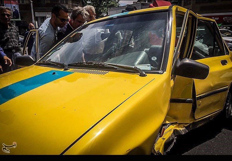 تصادف تاکسی با خودروی پلیس تهران (+تصاویر)