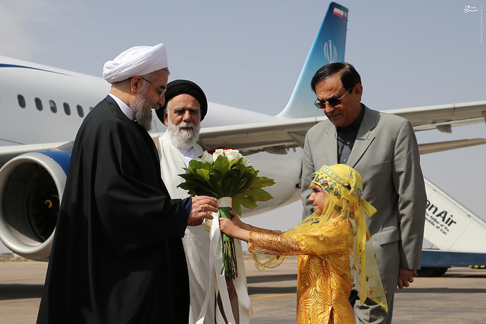عکس: اولین استقبال کننده از روحانی در کرمان