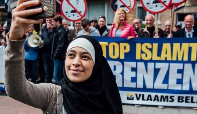 سلفی دختر با حجاب با مخالفان مسلمانان! +عکس