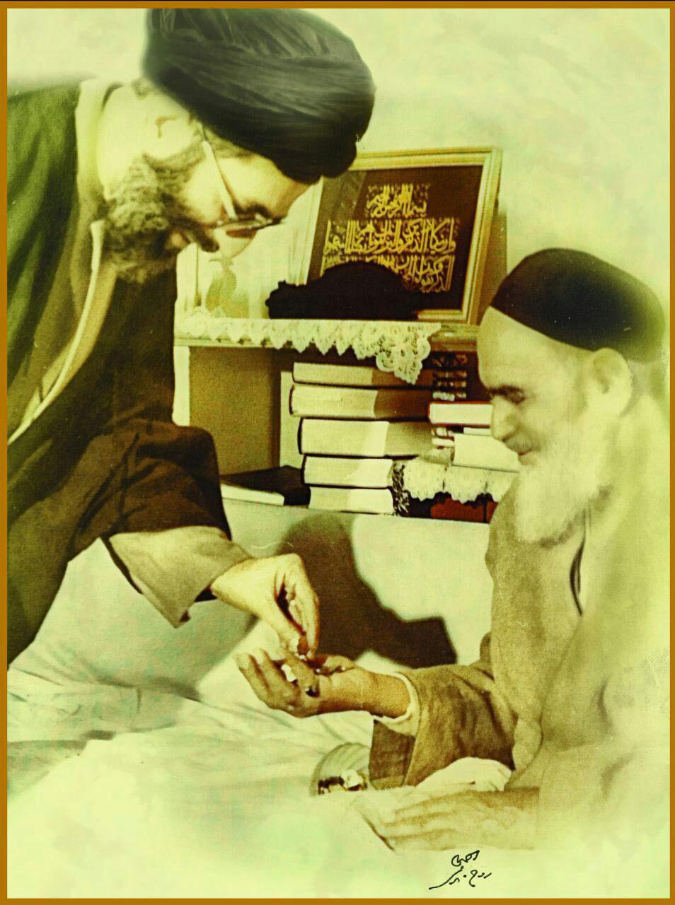 عکسی که امام خمینی برای رهبر انقلاب امضا کردند