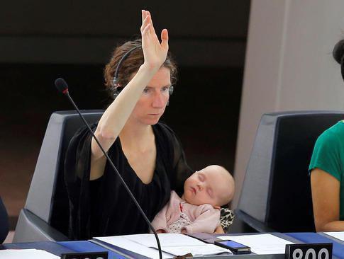عکس: حضور نماینده بریتانیا با نوزاد شیرخوارش در پارلمان