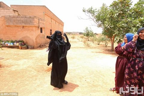 زنٍ اسیرٍ داعش نقاب از رو برداشت +عکس