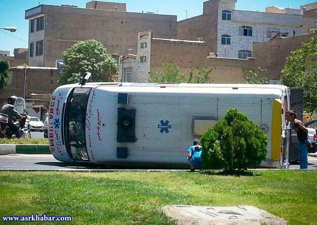 واژگون شدن آمبولانس در تهران (عکس)