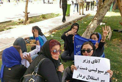 عکس/ تجمع دختران استقلالی مقابل مجلس