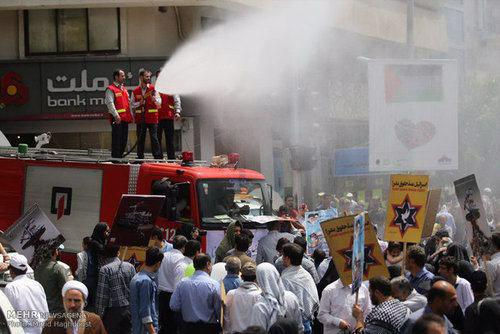 خنک کردن راهپیمایان توسط آتش نشانی (عکس)