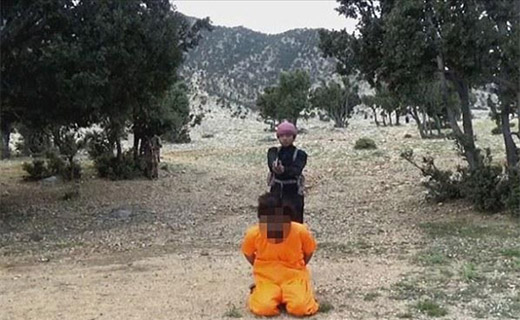 اعدام جاسوس طالبان توسط نوجوان داعشی (تصاویر)