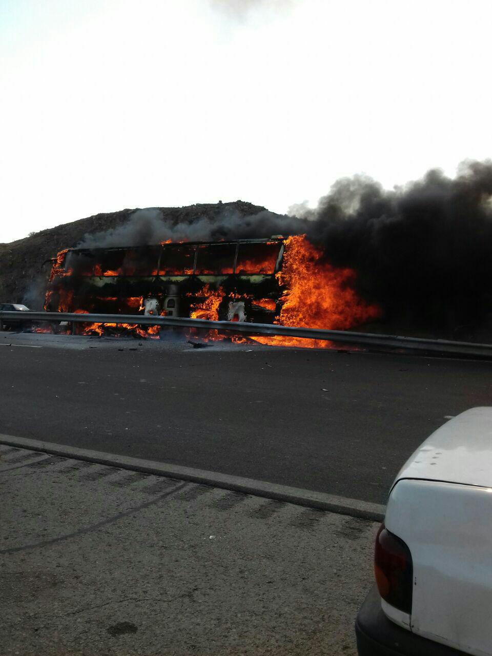 آتش گرفتن اتوبوس مسافربری در جاده تهران - قم (عکس)
