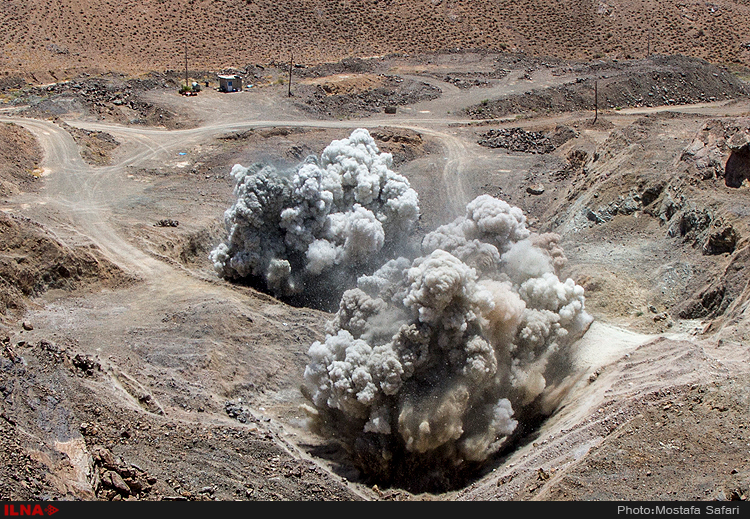 لحظه انفجار یک معدن ایران (عکس)