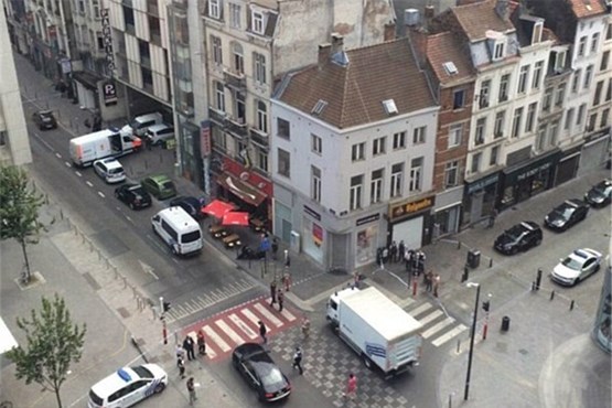 محاصره مرد کت پوش توسط پلیس بلژیک (عکس)