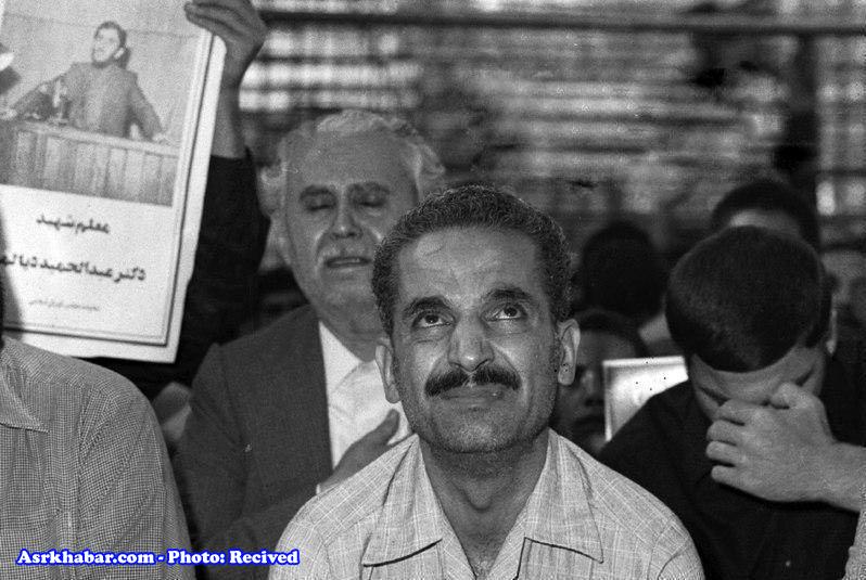 اشک های شهید رجایی در فراق شهید بهشتی (عکس)