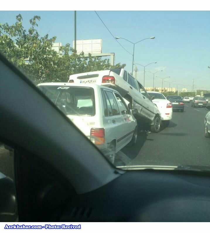 تصادف عجيب ٣ خودرو در اتوبان بابايي تهران (عكس)