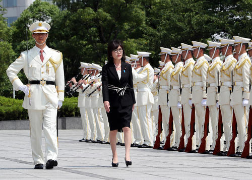 اولین روز کاری وزیر دفاع زن ژاپن (عکس)