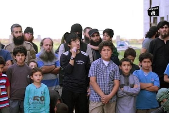 اعدام‌ وحشیانۀ داعش، مقابل چشم کودکان (عکس)