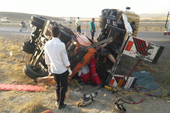 نجات معجزه آسای راننده خاور بعد از تصادف (تصاویر)