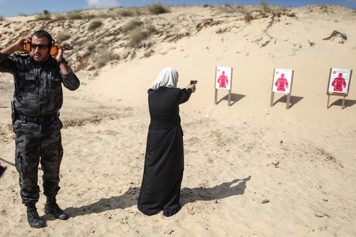 آموزش تیراندازی به زنان در اردوگاه تابستانی حماس در غزه