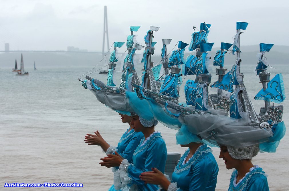کلاه عجیب زنان روسی در کنار دریا (عکس)