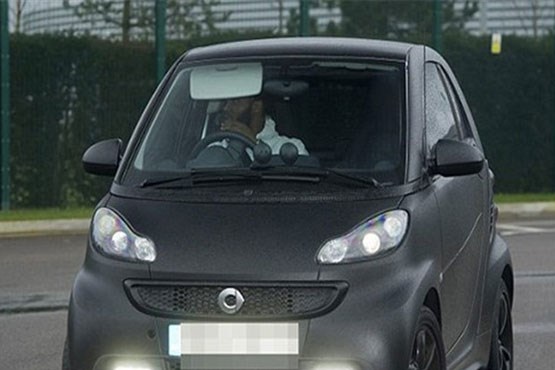 فوتبالیستی که هر روز با یک خودروی جدید به باشگاه می‌رود! (عکس)
