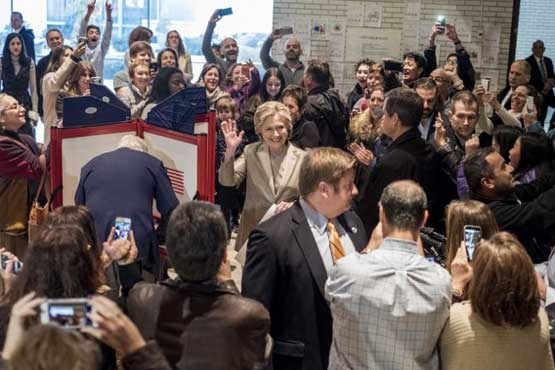 هیلاری کلینتون رای داد ( عکس)