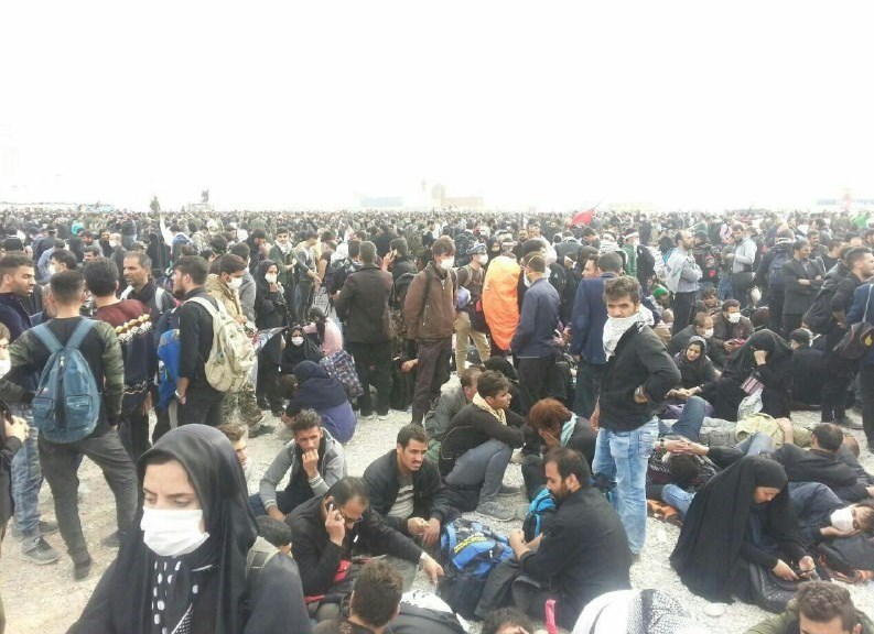 مرز مهران مملو از زائران اربعین؛ سرگردانی مردم در ‌بیابان‌ها‌/ شرط عراقی‌ها برای بازگشایی مرز (عکس)