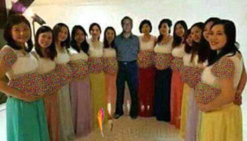 عکس جنجالی مردی در کنار 13 همسر باردارش