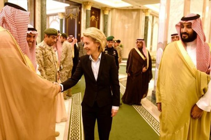 جنجال بر سر شلوار وزیر زن آلمانی در عربستان +تصاویر