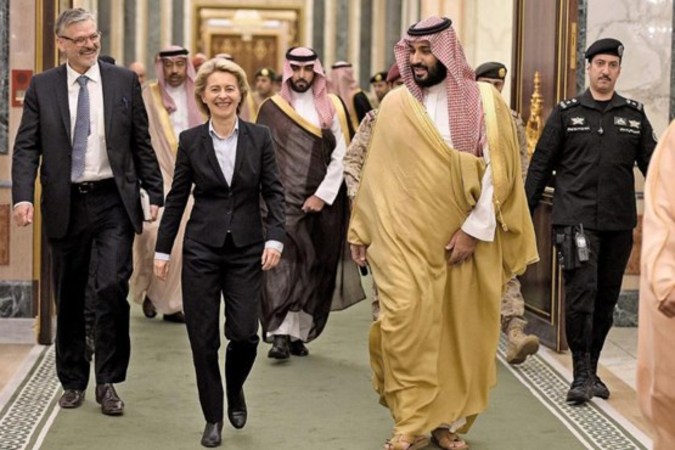 جنجال بر سر شلوار وزیر زن آلمانی در عربستان +تصاویر