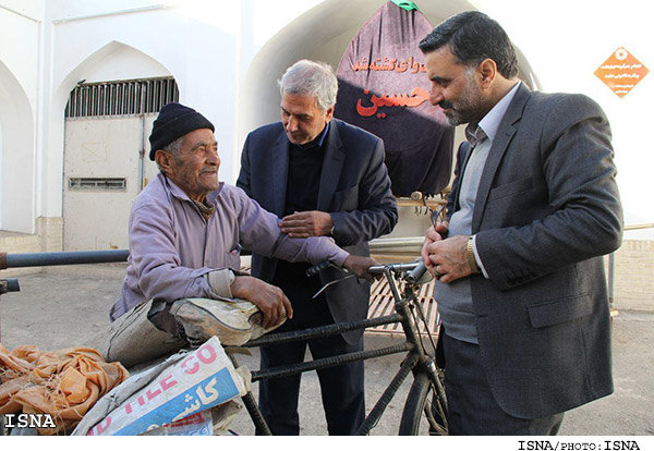 پیرمردی که دوچرخه‌اش را به آقای وزیر نداد! +عکس