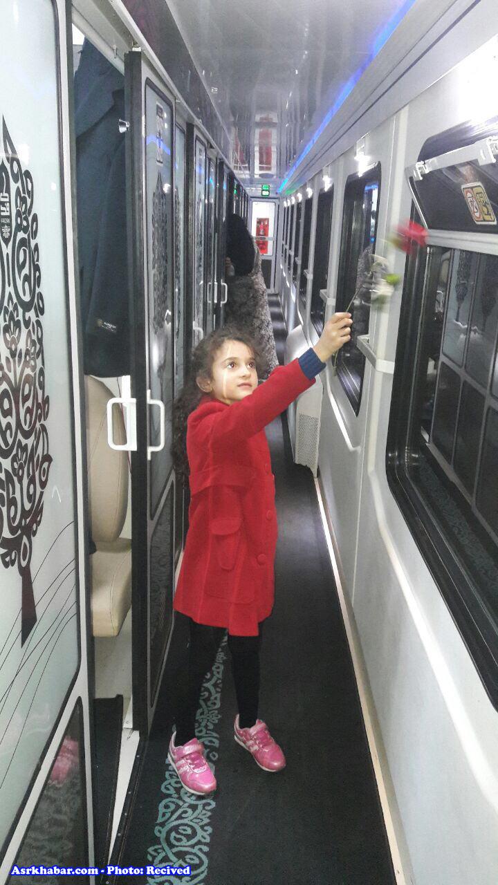 گلباران محل فاجعه قطار سمنان توسط دختر بچه (عکس)