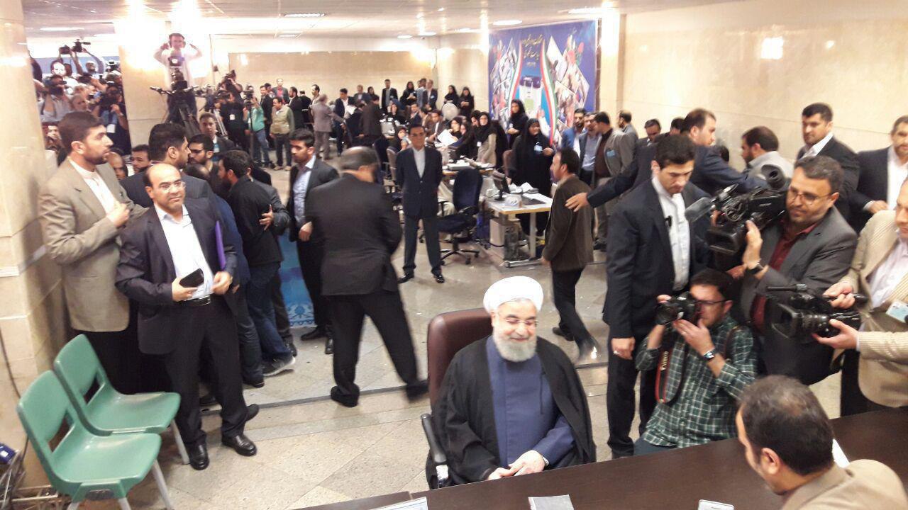 تصویری از لحظه ثبت نام حسن روحانی در دوازدهمین دوره انتخابات ریاست جمهوری
