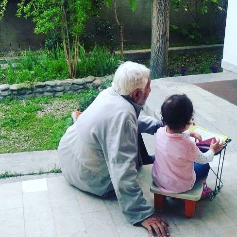 دختر مهناز افشار در کنار پدربزرگش(عكس)